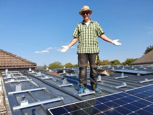 Glücklicher Kunde mit PV-Anlage